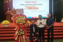 Nghệ sỹ 109 tuổi làm triển lãm 'Khoảnh khắc của thời gian'