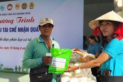 Xã Khánh Hòa: Đổi rác thải tái chế nhận quà tặng