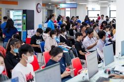 UEF đón đông đảo thí sinh đến nhập học