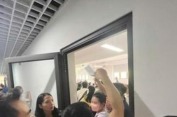 Hàng trăm phụ huynh 'quây' trường ở Hà Nội: Giải quyết thế nào?