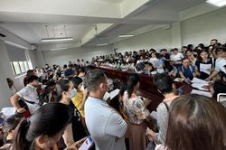Nhà cạnh trường nhưng con không được vào học, hàng trăm phụ huynh kéo đến chất vấn