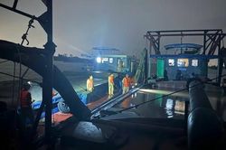 CSGT mật phục bắt 'cát tặc' trên sông Hồng lúc rạng sáng