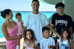 Lập kênh YouTube mới, Ronaldo vô tình tiết lộ bí mật về hôn nhân