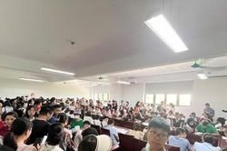 Vụ hàng trăm phụ huynh 'quây' trường đòi chỗ học: Lãnh đạo phòng Giáo dục nói gì?