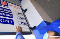 Giá xăng, dầu đồng loạt giảm quanh 500 đồng/lít