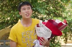 'Đi giữa trời rực rỡ' tập 18: Chải cầm hoa đứng trước cổng trường đợi Pu tan học