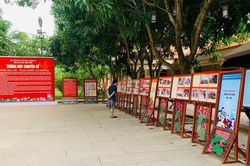 Triển lãm 'Di chúc Bác Hồ - Ngọn đuốc soi đường'