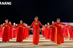 Phụ nữ Thanh Khê đồng diễn dân vũ mừng Tết Độc lập