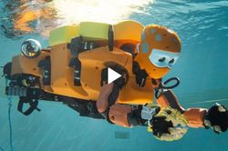 Robot hình người thám hiểm xác tàu đắm dưới đáy biển
