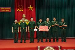Ban liên lạc truyền thống BĐBP huyện Yên Phong, tỉnh Bắc Ninh thăm, tặng quà Trường Trung cấp 24 Biên phòng