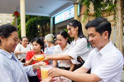 Sở Nội vụ trao tặng gần 1.000 suất cháo tại Bệnh viện Y học cổ truyền Nghệ An
