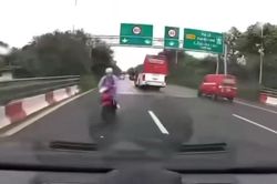 Xe máy đi ngược chiều trên Đại lộ Thăng Long suýt đâm vào ô tô trên làn cao tốc