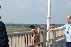 Lái xe buýt kịp thời ngăn nam thanh niên định nhảy cầu Vĩnh Tuy tự tử