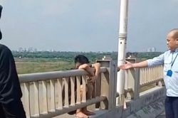 Lái xe buýt kịp ngăn người định nhảy cầu tự tử
