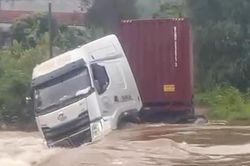 Xe đầu kéo bị lũ cuốn, người dân bơi ra cứu tài xế ở Bắc Giang