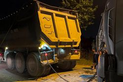 3 xe tải 'dồn toa', đường 35 mét ở thành phố Vinh tắc nghẽn nghiêm trọng