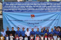 'Tiếp sức đến trường' cho học sinh Trường Tiểu học và THCS Chư Đang Ya