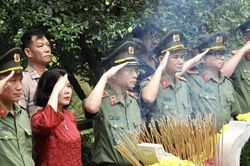 Hàng trăm đoàn khách đến thăm nhà lưu niệm và viếng mộ Đại tướng Võ Nguyên Giáp