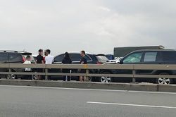 Tai nạn liên hoàn trên cầu Nhật Tân, 6 ô tô hư hỏng, giao thông ùn ứ