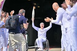Bất ngờ với người cầm đuốc khai mạc Paralympic Paris, là người châu Á không liên quan tới thể thao