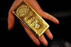 Giá vàng hôm nay 26/8/2024: Giá vàng neo cao, nhà đầu tư đã quen với 'tàu lượn siêu tốc', vàng ở môi trường 'chín muồi, trong lành'