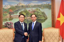 Phó Thủ tướng, Bộ trưởng Bộ Ngoại giao Bùi Thanh Sơn tiếp Thống đốc tỉnh Aichi (Nhật Bản)
