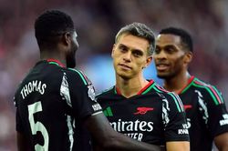 Vấn đề của Arsenal: Trossard còn vui vẻ trên ghế dự bị tới bao giờ?
