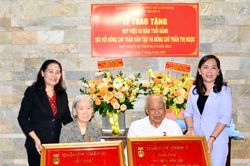 Trao huy hiệu 60 năm tuổi Đảng đến vợ chồng luật sư Trần Văn Tạo