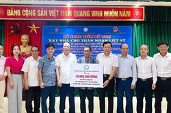 Trao 140 triệu đồng hỗ trợ xây dựng nhà tình nghĩa ở huyện Con Cuông