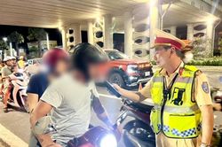 Công an TP Huế lập 'nóng' các chốt kiểm soát nồng độ cồn gần nhà hàng, quán nhậu