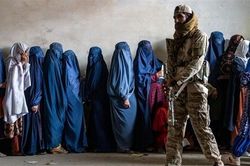 Taliban cấm phụ nữ cất tiếng nói ngoài đường phố