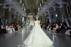 Màn debut làm người mẫu thời trang của Lọ Lem vì sao gây tranh cãi?