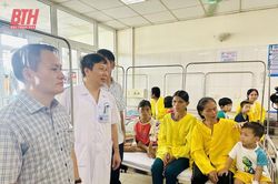 Thăm, tặng quà cho các bệnh nhi mắc bệnh Thalassemia tại Bệnh viện Nhi Thanh Hóa