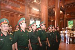 Bộ Tư lệnh Quân khu 4 dâng hương, dâng hoa tưởng niệm Chủ tịch Hồ Chí Minh tại Khu Di tích Kim Liên