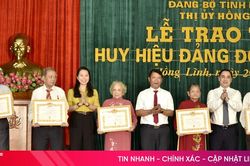 Các địa phương tổ chức trao Huy hiệu Đảng cho các đảng viên
