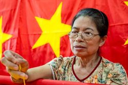Làng nghề may, thêu cờ lớn nhất Hà Nội tất bật trước ngày Quốc khánh