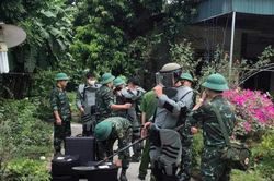 Công binh dò mìn tại hiện trường vụ nổ khiến 4 người thương vong ở Quỳ Hợp