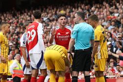 Bị trọng tài phạt thẻ đỏ đầy tranh cãi, Arsenal toát mồ hôi giành 1 điểm trên sân nhà