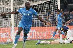 Lukaku vừa ra mắt đã ghi bàn giúp Napoli ngược dòng khó tin, Milan chưa biết thắng tại Serie A