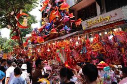 Phố Hàng Mã đông đúc người dân vui chơi dịp nghỉ lễ 2/9