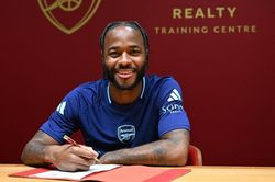 Thương vụ Sterling của Arsenal không hề khó hiểu