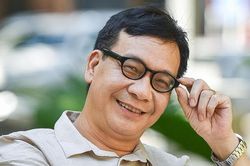 Hôn nhân kín tiếng của ông Vinh phim 'Đi giữa trời rực rỡ'