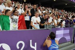 Nam vận động viên thực hiện màn cầu hôn gây sốt tại Paralympic 2024, đằng sau là một câu chuyện đầy cảm động