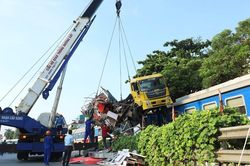 Ô tô tải biến dạng sau va chạm với tàu hỏa ở Hà Nội, 1 người bị thương