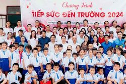 Tuổi trẻ Nghệ An mang niềm vui tới học sinh vùng khó