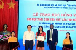 Trao học bổng Vallet cho 116 học sinh, sinh viên Nghệ An xuất sắc