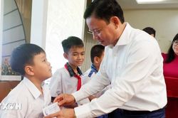 Trao hỗ trợ kinh phí cho trẻ mồ côi do COVID-19 tại Long An