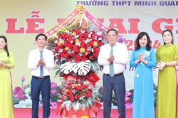 Phó Bí thư Thành ủy Nguyễn Văn Phong dự lễ khai giảng tại Trường THPT Minh Quang
