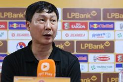 HLV Kim Sang Sik xin lỗi người hâm mộ, không nói gì thêm với Văn Lâm