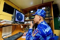 Cán bộ, chiến sĩ Cảnh sát biển nỗ lực không ngừng nghỉ kêu gọi, hướng dẫn các phương tiện hoạt động trên biển vào khu vực an toàn phòng tránh bão Yagi
